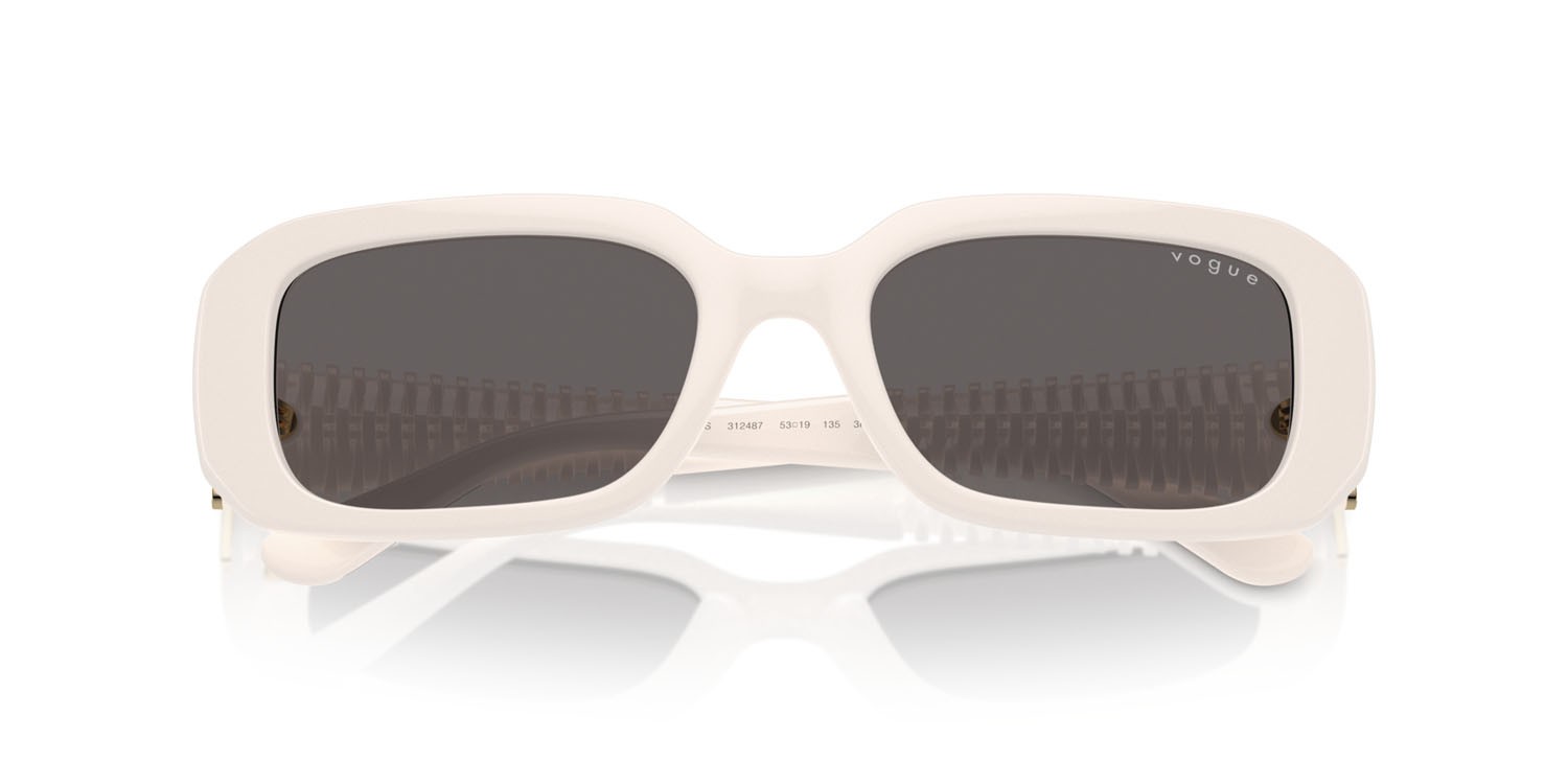 Occhiali da sole Vogue VO 5565S (312487) colore full ivory forma quadrato lenti nero/grigio fumo
