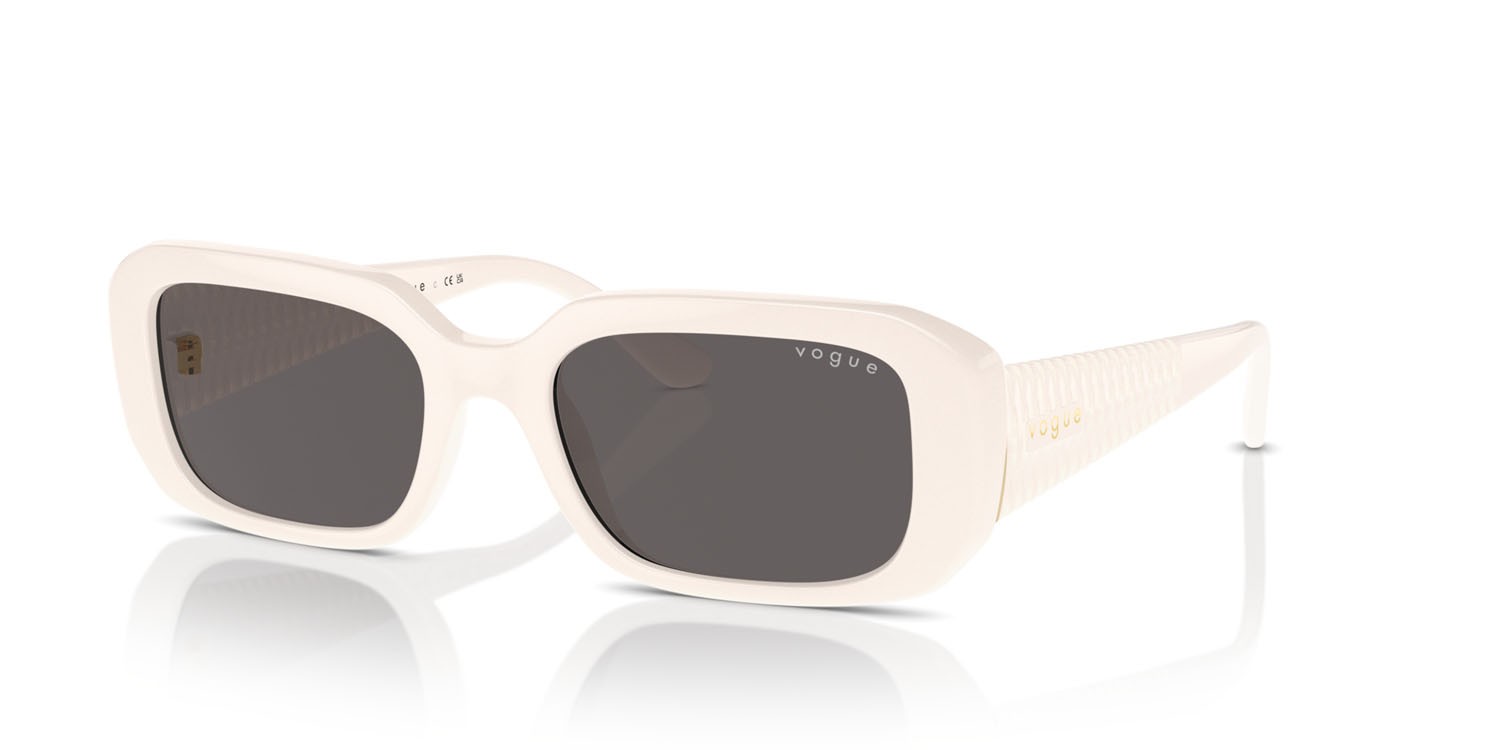 Occhiali da sole Vogue VO 5565S (312487) colore full ivory forma quadrato lenti nero/grigio fumo