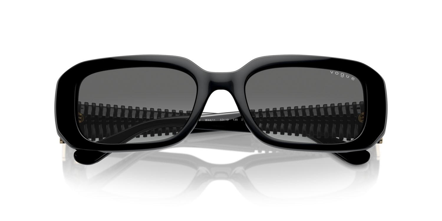 Occhiali da sole Vogue VO 5565S (W44/11) colore nero forma quadrato lenti sfumato grigio