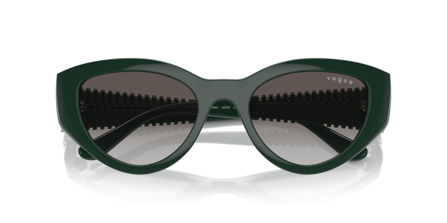 Occhiali da sole Vogue VO 5566S (31228G) colore verde scuro full forma cat eye lenti grigio sfumato nero
