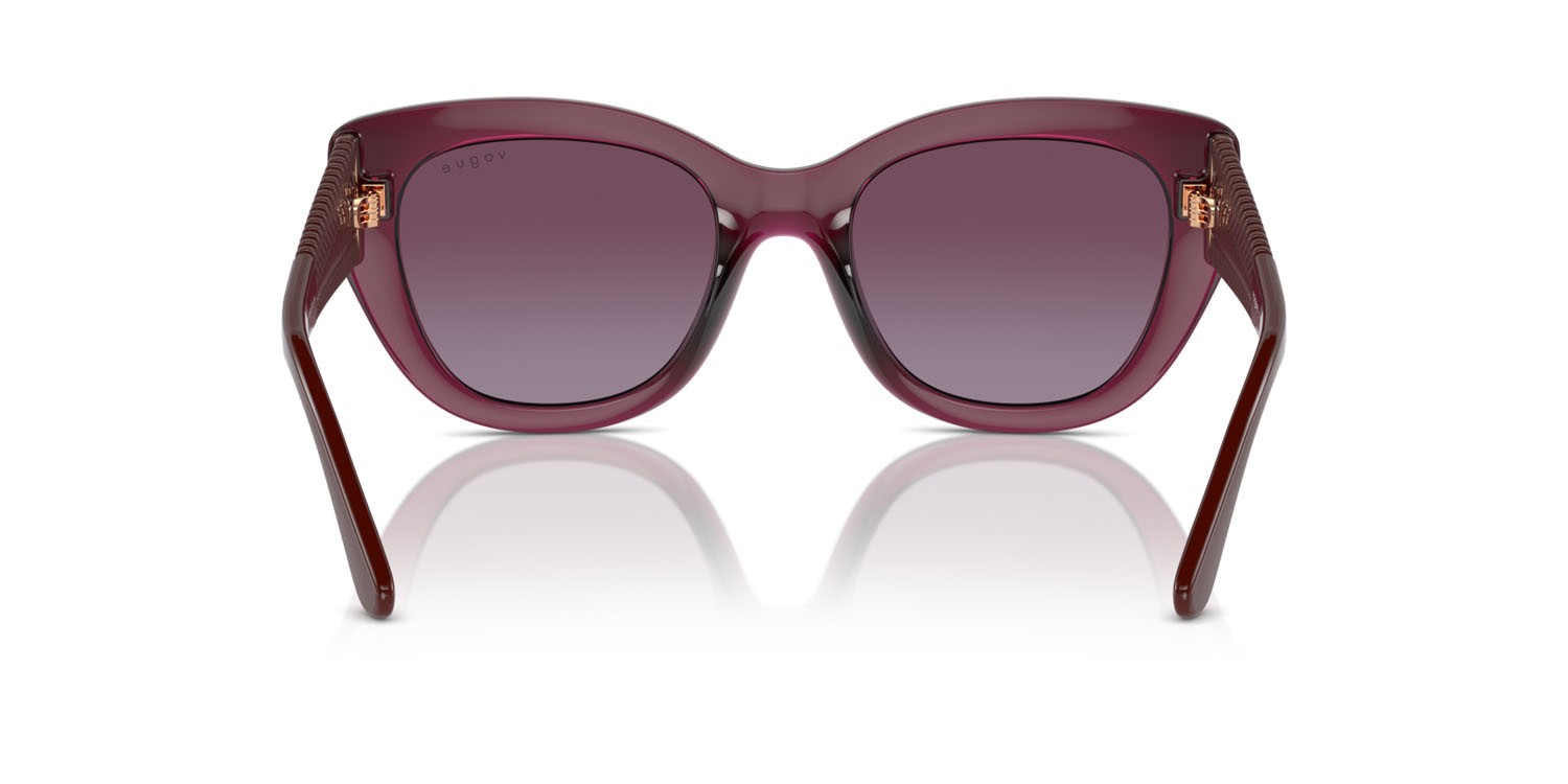 Occhiali da sole Vogue VO 5567S (29898H) colore rosso ciliegia trasparente forma farfalla lenti sfumato viola