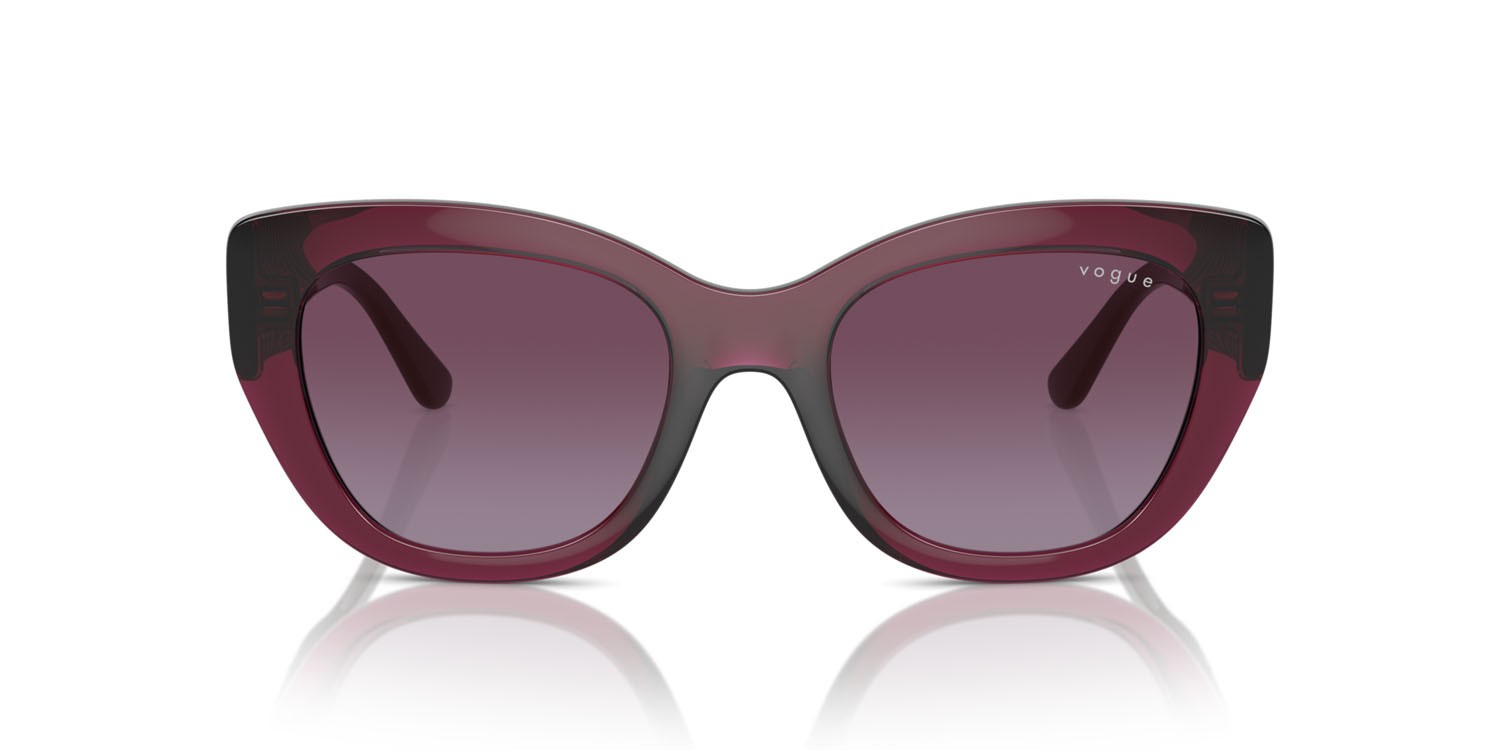 Occhiali da sole Vogue VO 5567S (29898H) colore rosso ciliegia trasparente forma farfalla lenti sfumato viola