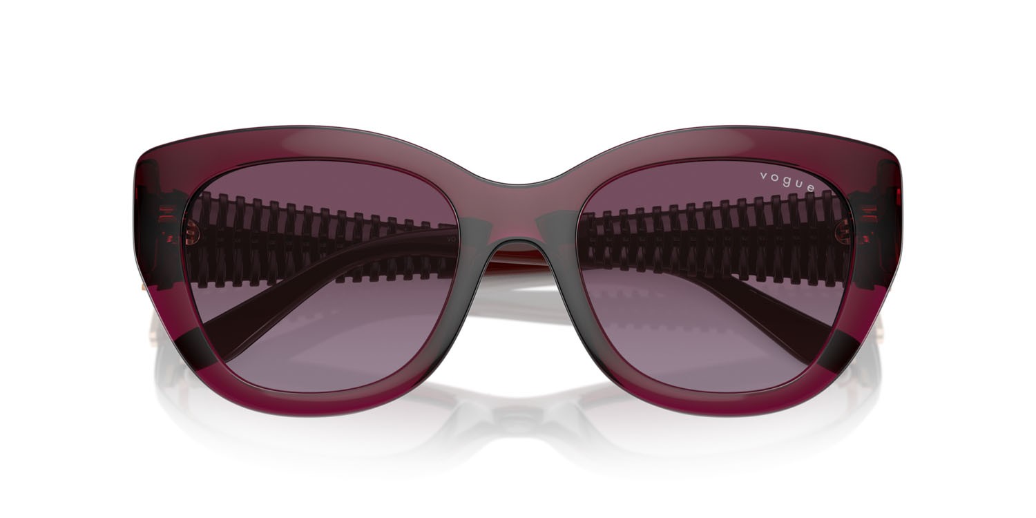 Occhiali da sole Vogue VO 5567S (29898H) colore rosso ciliegia trasparente forma farfalla lenti sfumato viola