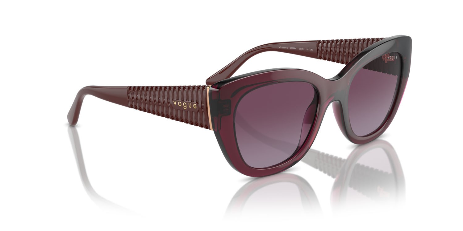 Occhiali da sole Vogue VO 5567S (29898H) colore rosso ciliegia trasparente forma farfalla lenti sfumato viola