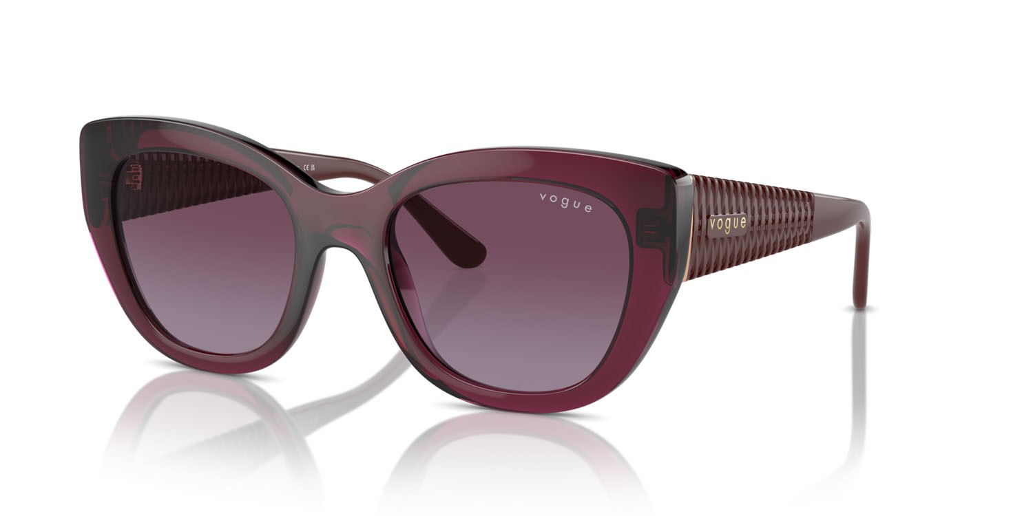 Occhiali da sole Vogue VO 5567S (29898H) colore rosso ciliegia trasparente forma farfalla lenti sfumato viola