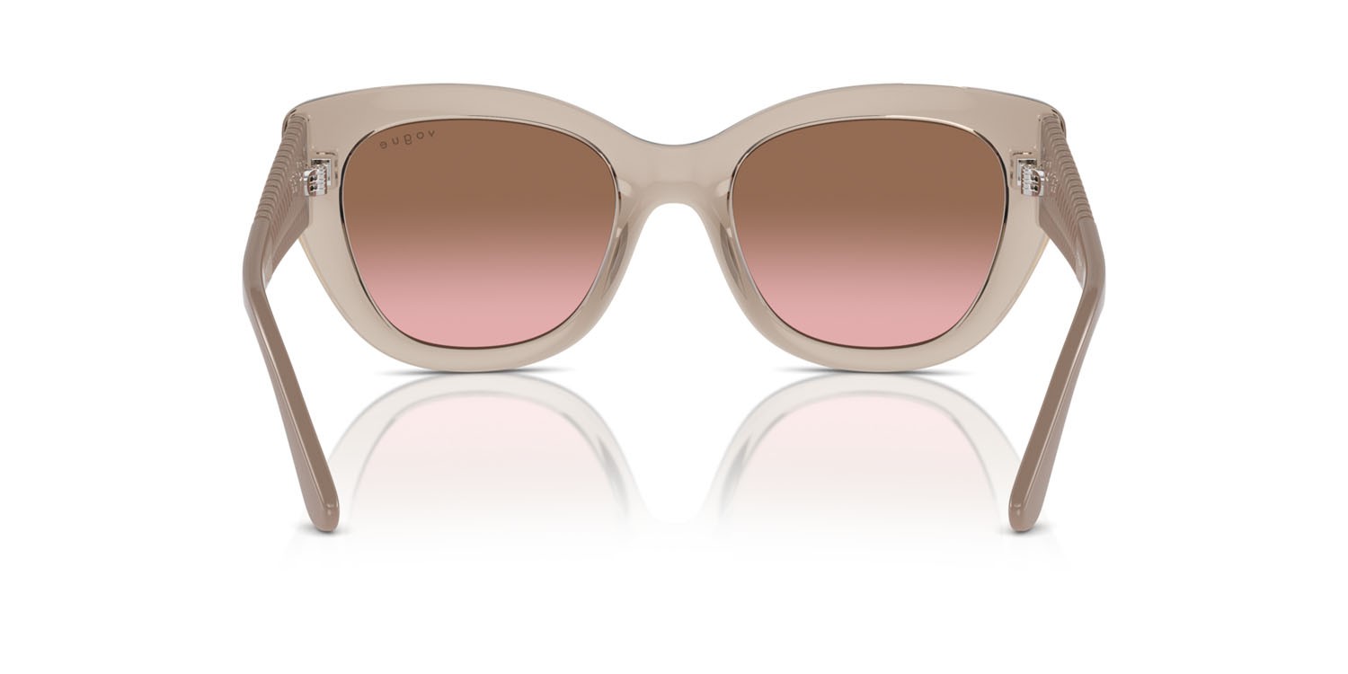 Occhiali da sole Vogue VO 5567S (299014) colore caramello trasparente forma farfalla lenti rosa sfumato marrone