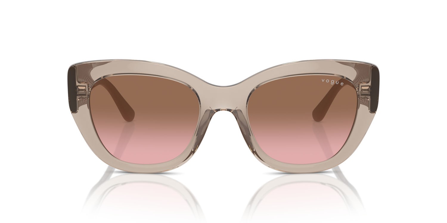 Occhiali da sole Vogue VO 5567S (299014) colore caramello trasparente forma farfalla lenti rosa sfumato marrone