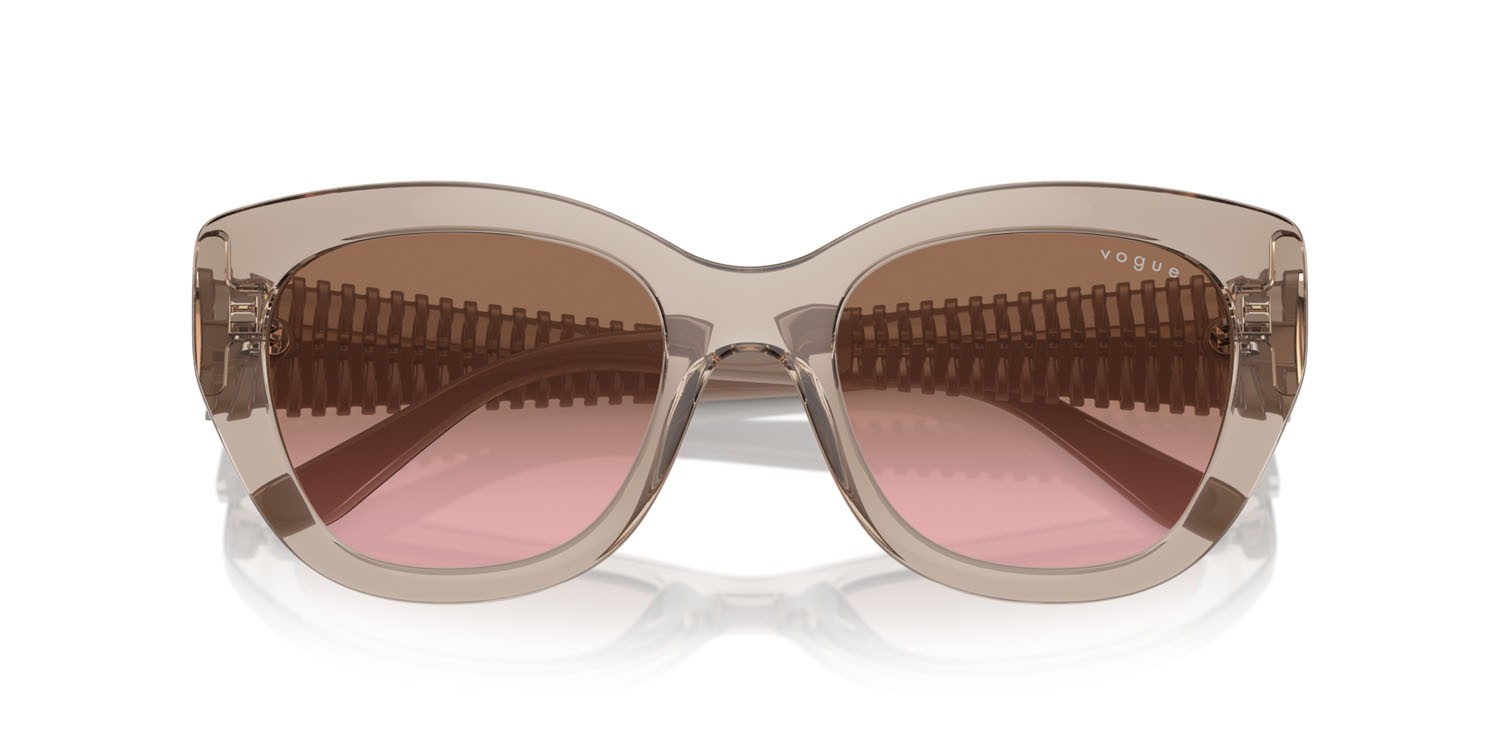 Occhiali da sole Vogue VO 5567S (299014) colore caramello trasparente forma farfalla lenti rosa sfumato marrone