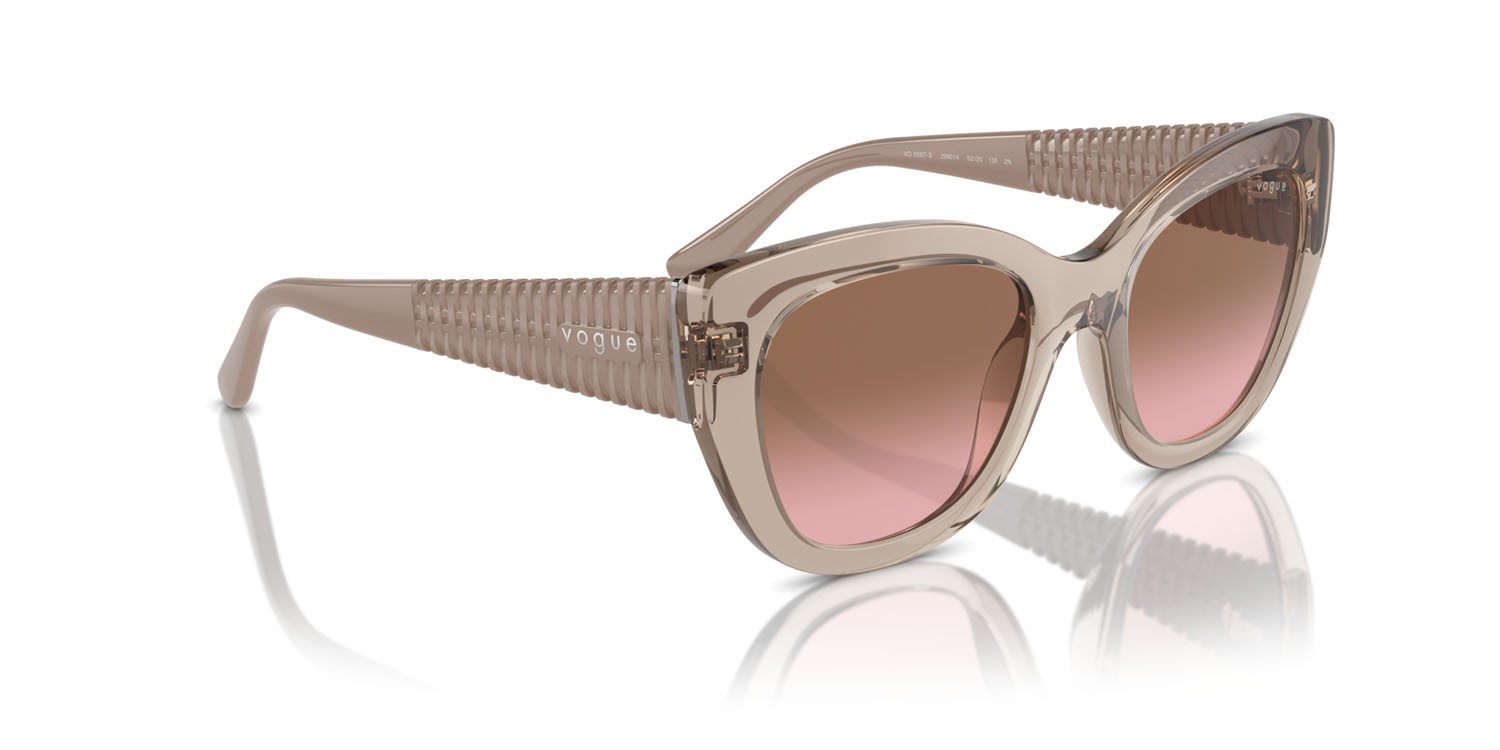 Occhiali da sole Vogue VO 5567S (299014) colore caramello trasparente forma farfalla lenti rosa sfumato marrone