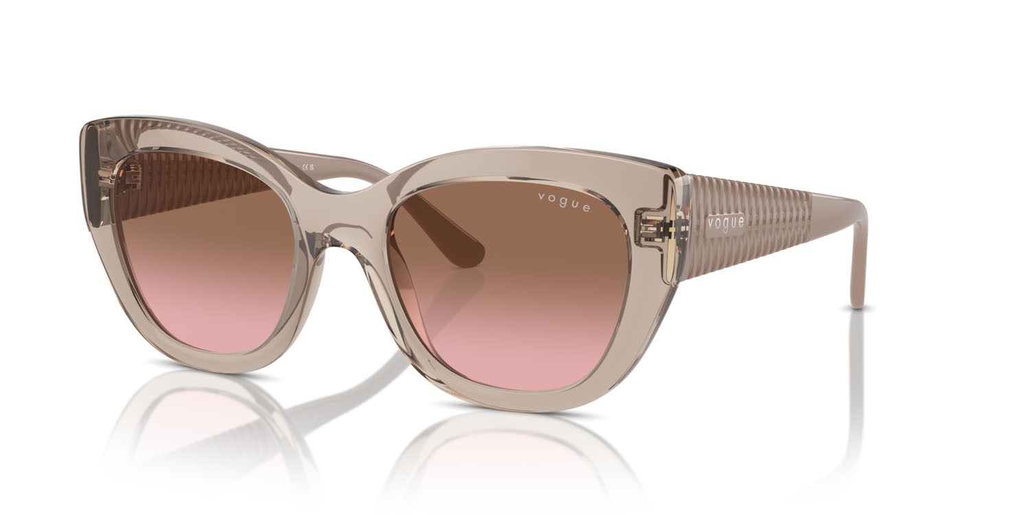 Occhiali da sole Vogue VO 5567S (299014) colore caramello trasparente forma farfalla lenti rosa sfumato marrone