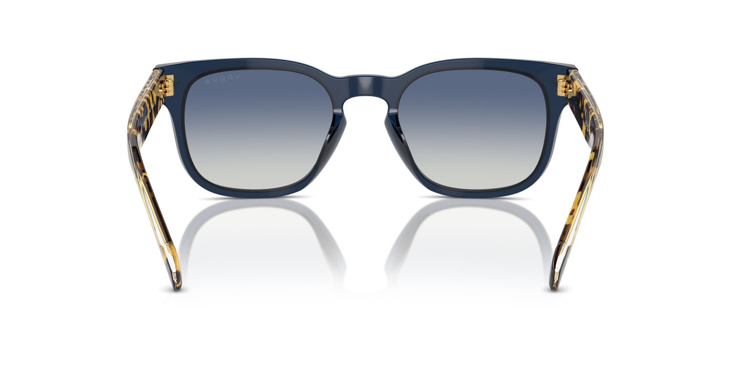 Occhiali da sole Vogue VO 5571S (31434L) colore blu trasparente forma quadrato lenti blu sfumato grigio