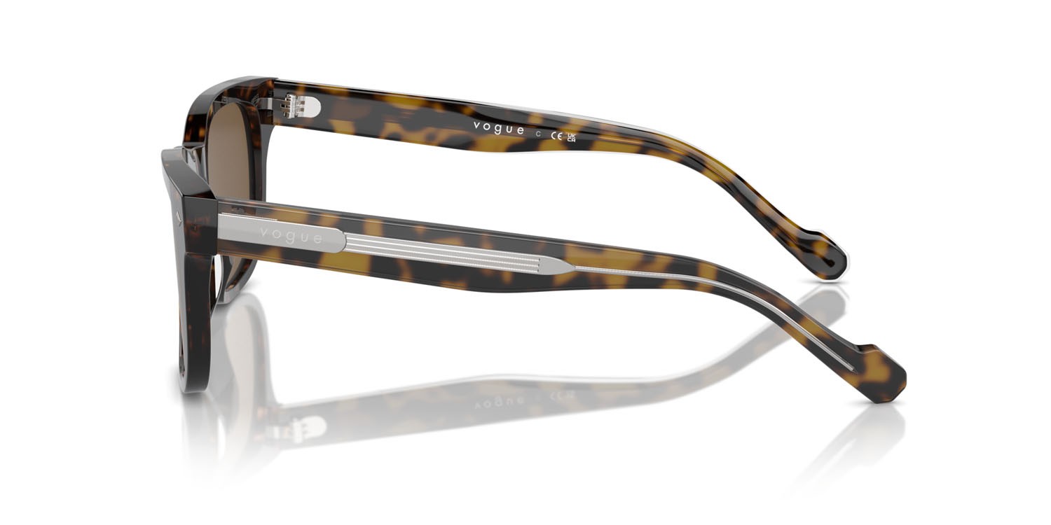 Occhiali da sole Vogue VO 5571S (W65673) colore havana scuro forma quadrato lenti marrone scuro