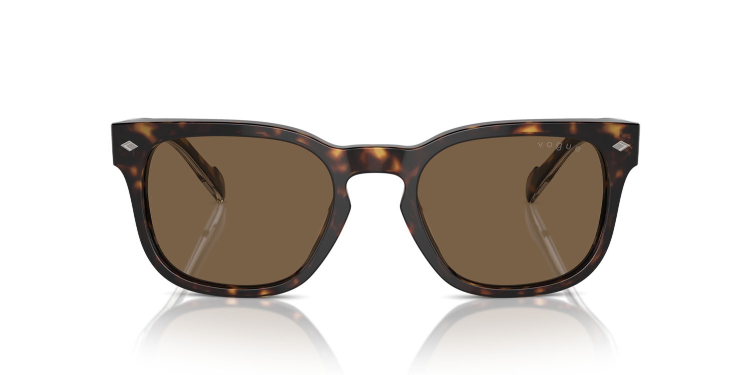Occhiali da sole Vogue VO 5571S (W65673) colore havana scuro forma quadrato lenti marrone scuro