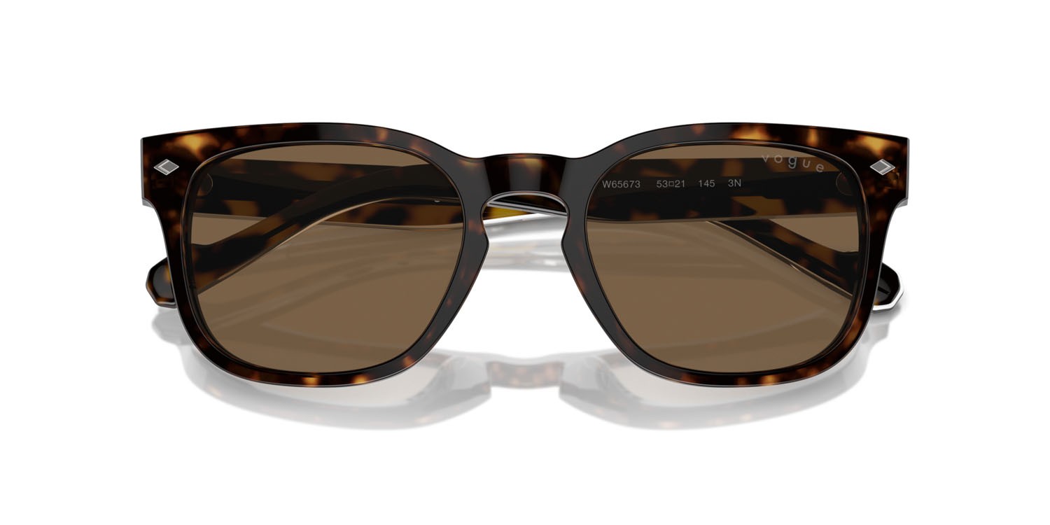 Occhiali da sole Vogue VO 5571S (W65673) colore havana scuro forma quadrato lenti marrone scuro