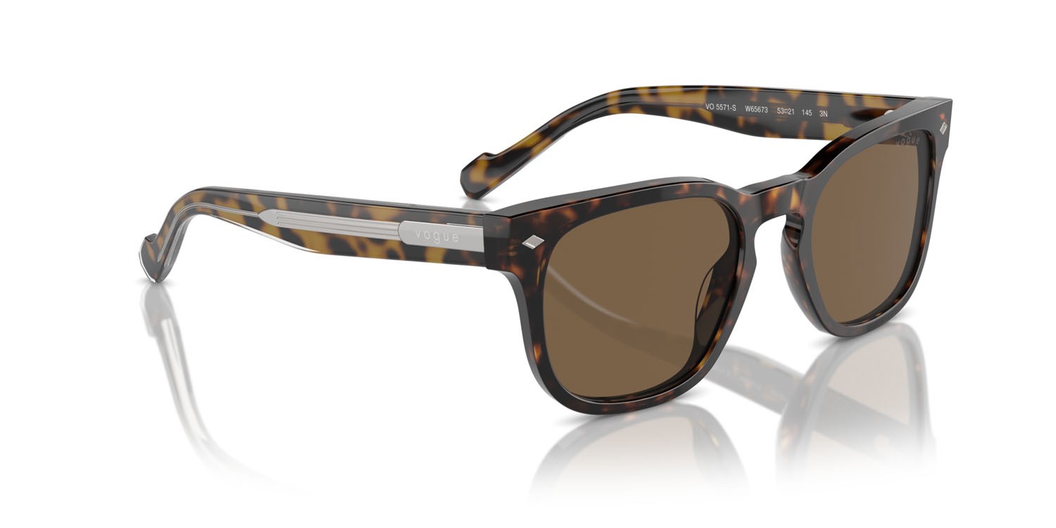 Occhiali da sole Vogue VO 5571S (W65673) colore havana scuro forma quadrato lenti marrone scuro