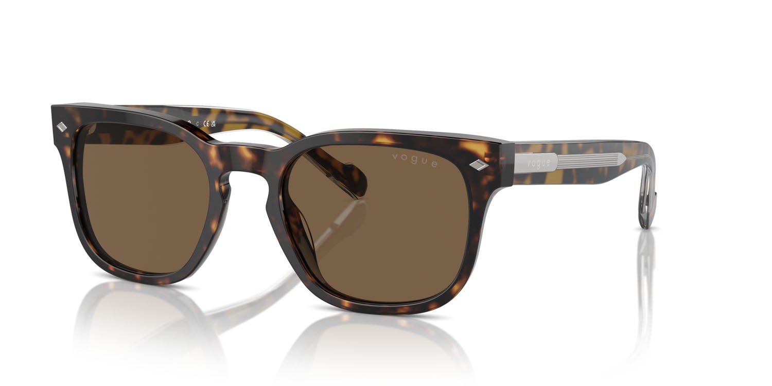 Occhiali da sole Vogue VO 5571S (W65673) colore havana scuro forma quadrato lenti marrone scuro