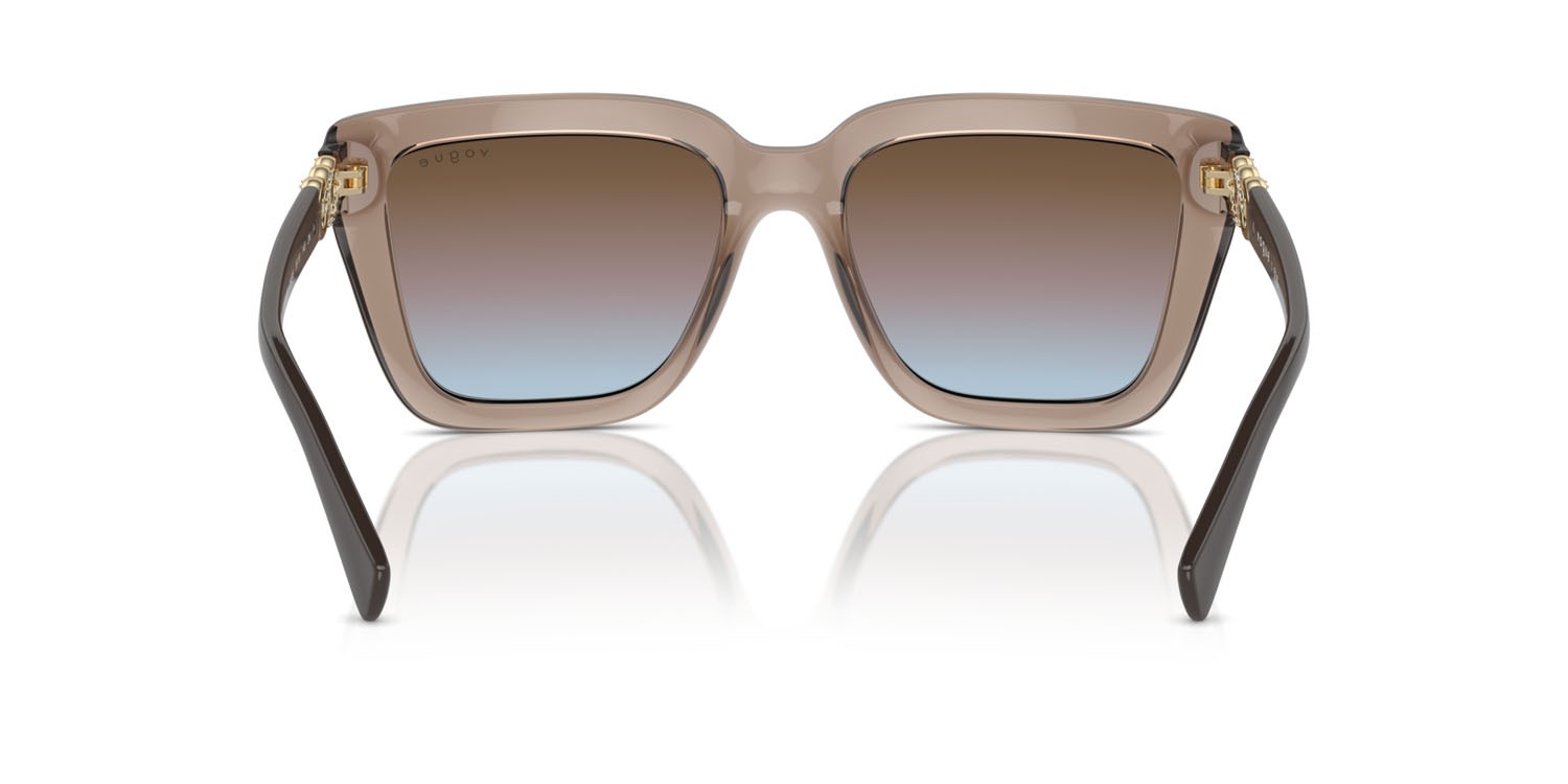 Occhiali da sole Vogue VO 5575SB (294048) colore marrone trasparente forma farfalla lenti azzurro sfumato rosa sfumato marrone