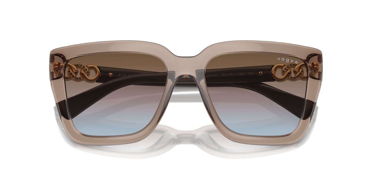 Occhiali da sole Vogue VO 5575SB (294048) colore marrone trasparente forma farfalla lenti azzurro sfumato rosa sfumato marrone