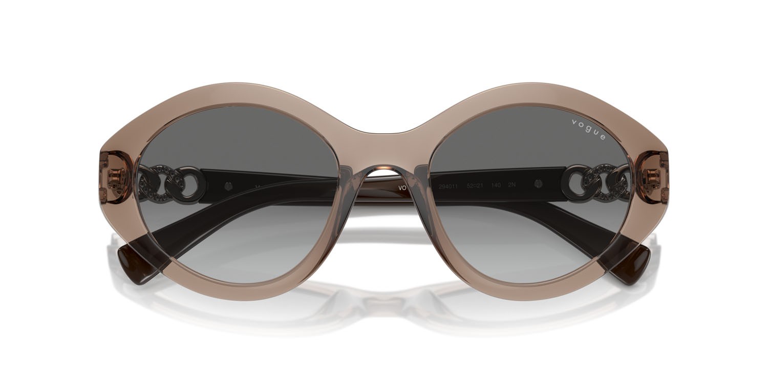 Occhiali da sole Vogue VO 5576SB (294011) colore marrone trasparente forma ovale lenti grigio scuro sfumato