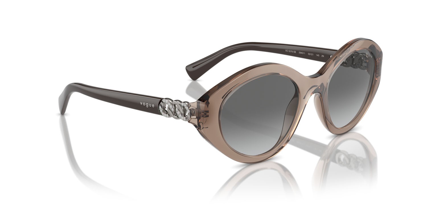 Occhiali da sole Vogue VO 5576SB (294011) colore marrone trasparente forma ovale lenti grigio scuro sfumato