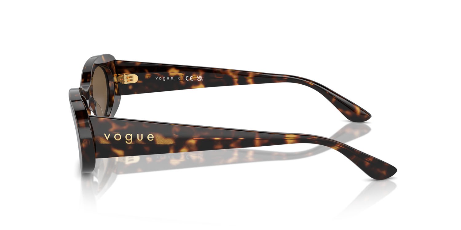 Occhiali da sole Vogue VO 5582S (W65673) colore havana scuro forma ovale lenti marrone scuro