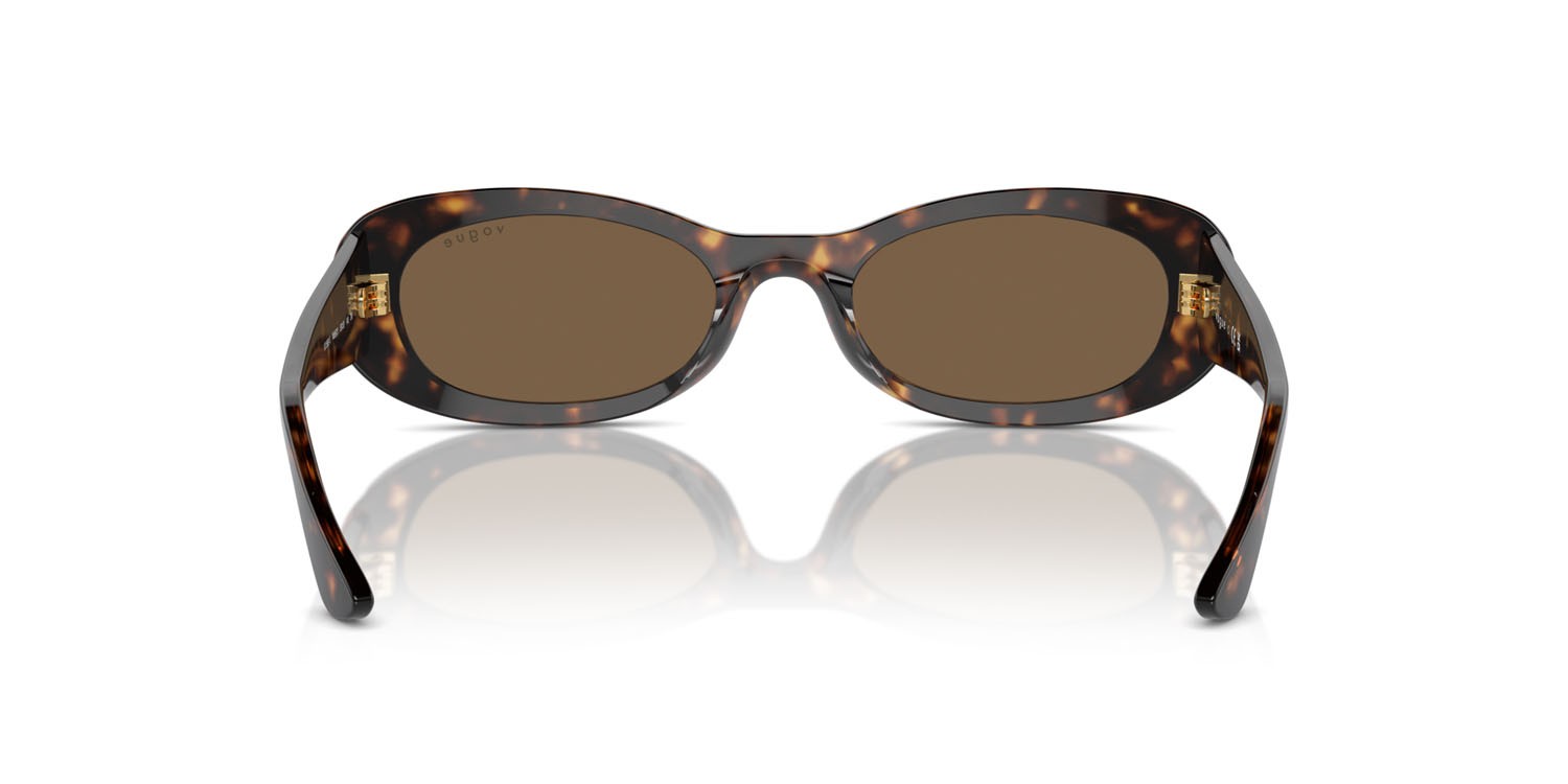 Occhiali da sole Vogue VO 5582S (W65673) colore havana scuro forma ovale lenti marrone scuro