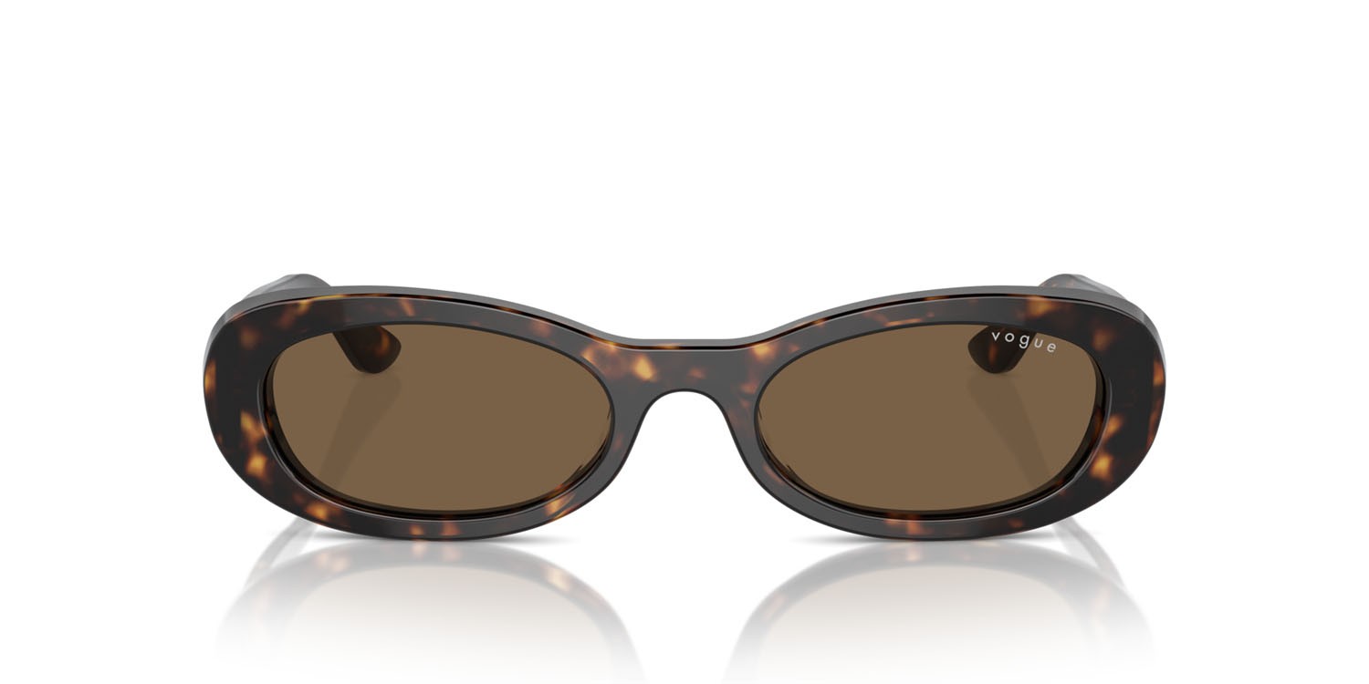 Occhiali da sole Vogue VO 5582S (W65673) colore havana scuro forma ovale lenti marrone scuro