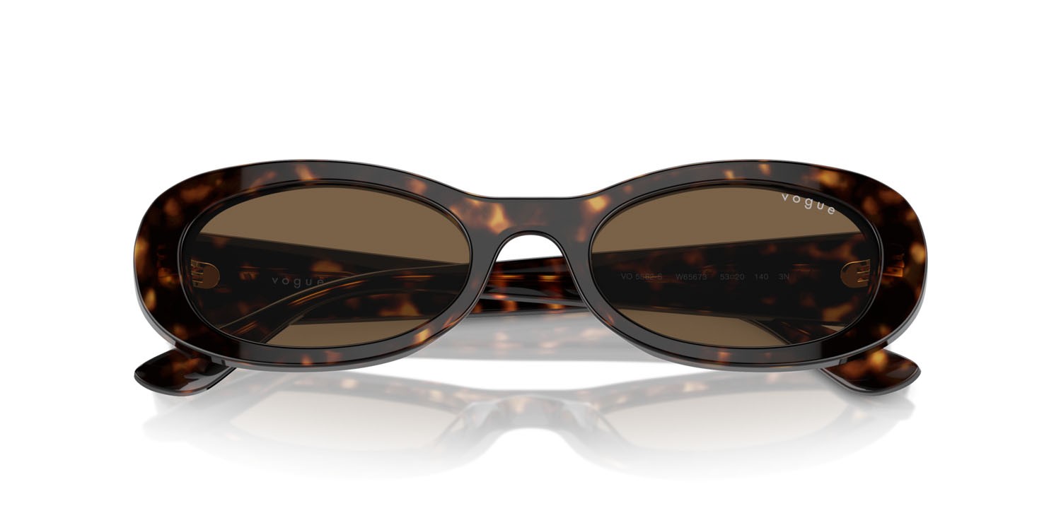 Occhiali da sole Vogue VO 5582S (W65673) colore havana scuro forma ovale lenti marrone scuro