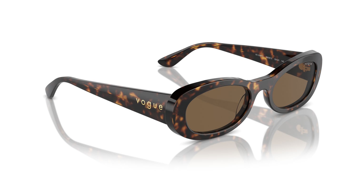 Occhiali da sole Vogue VO 5582S (W65673) colore havana scuro forma ovale lenti marrone scuro