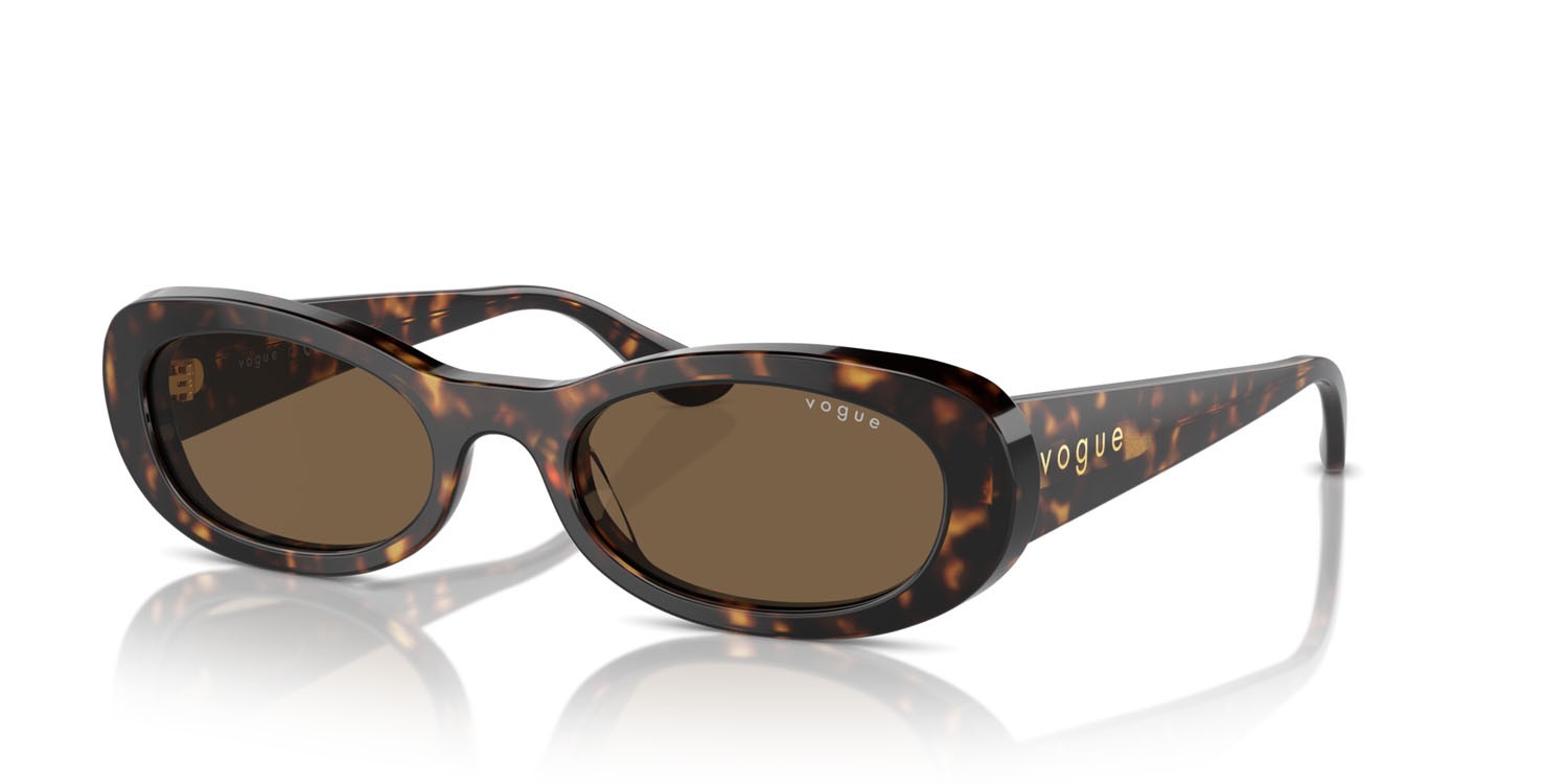 Occhiali da sole Vogue VO 5582S (W65673) colore havana scuro forma ovale lenti marrone scuro
