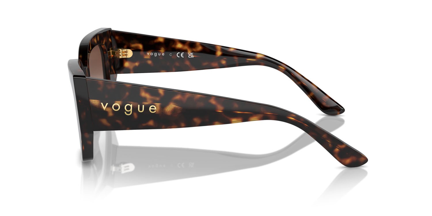 Occhiali da sole Vogue VO 5583S (W65613) colore havana scuro forma irregolare lenti marrone sfumato