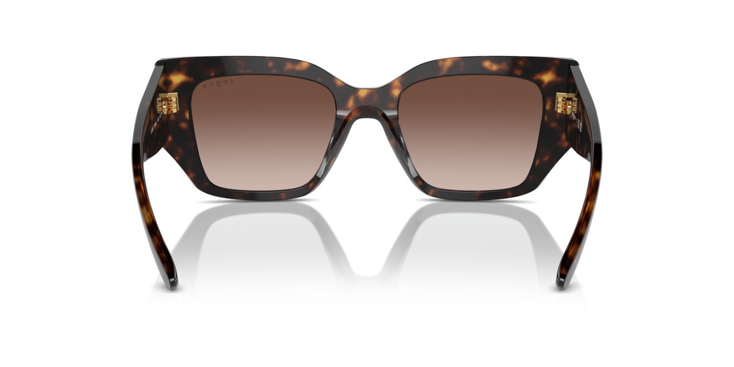 Occhiali da sole Vogue VO 5583S (W65613) colore havana scuro forma irregolare lenti marrone sfumato