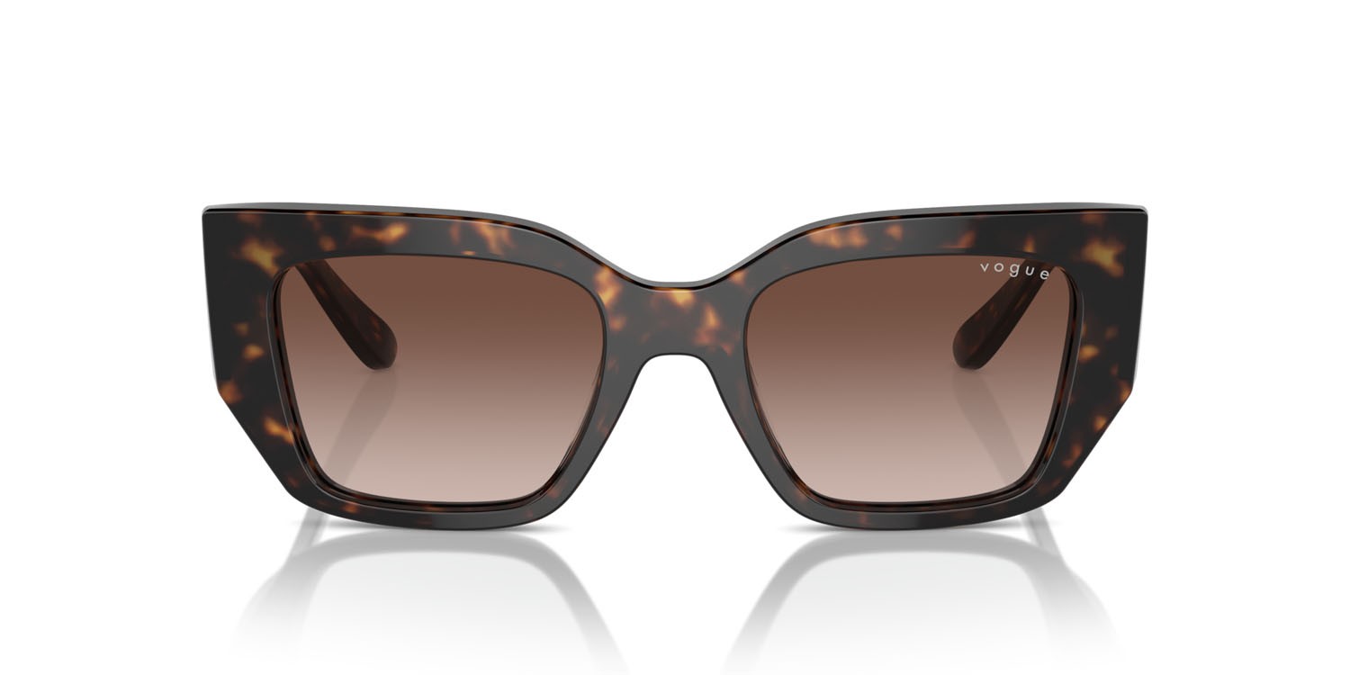 Occhiali da sole Vogue VO 5583S (W65613) colore havana scuro forma irregolare lenti marrone sfumato