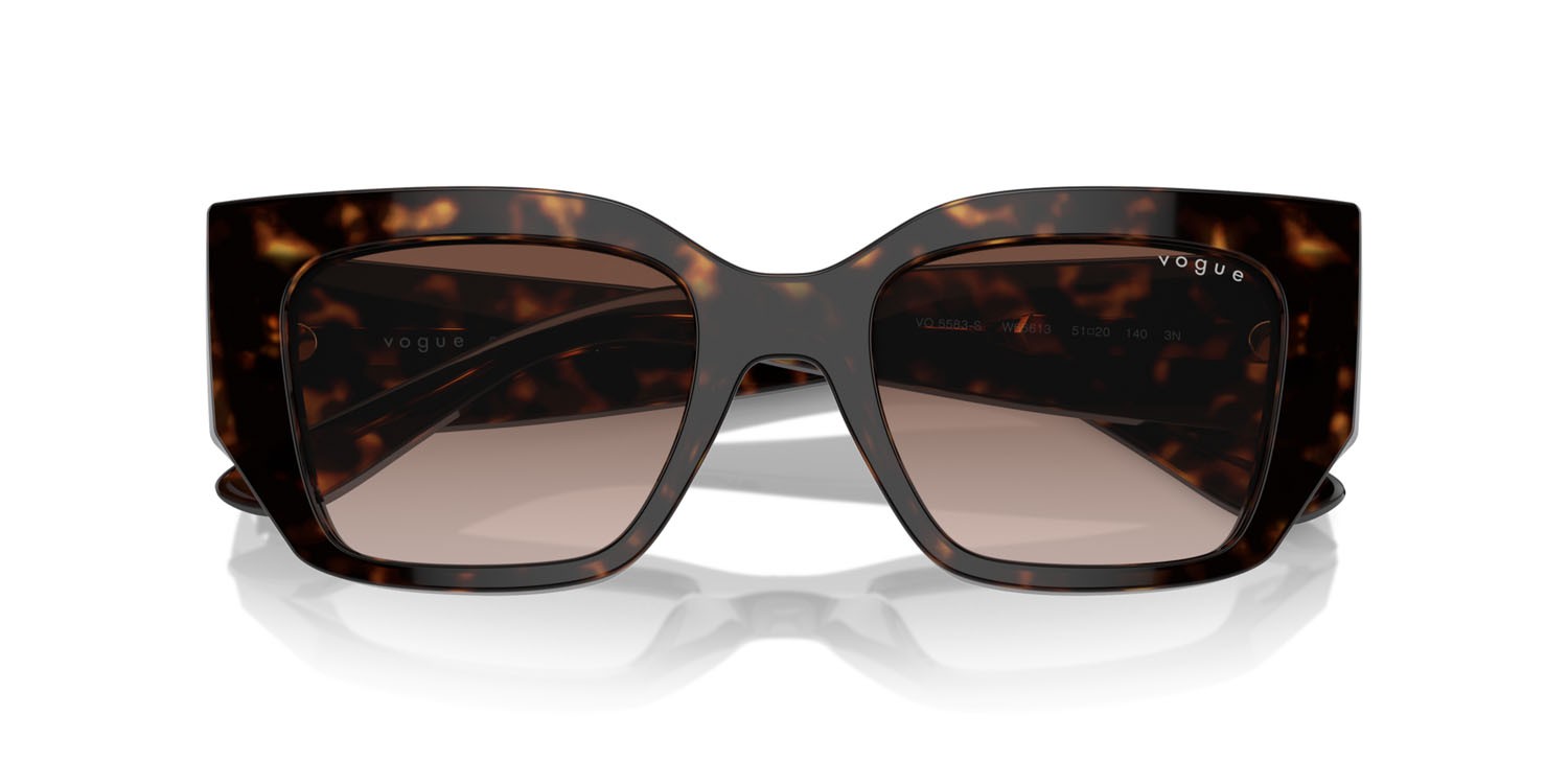 Occhiali da sole Vogue VO 5583S (W65613) colore havana scuro forma irregolare lenti marrone sfumato
