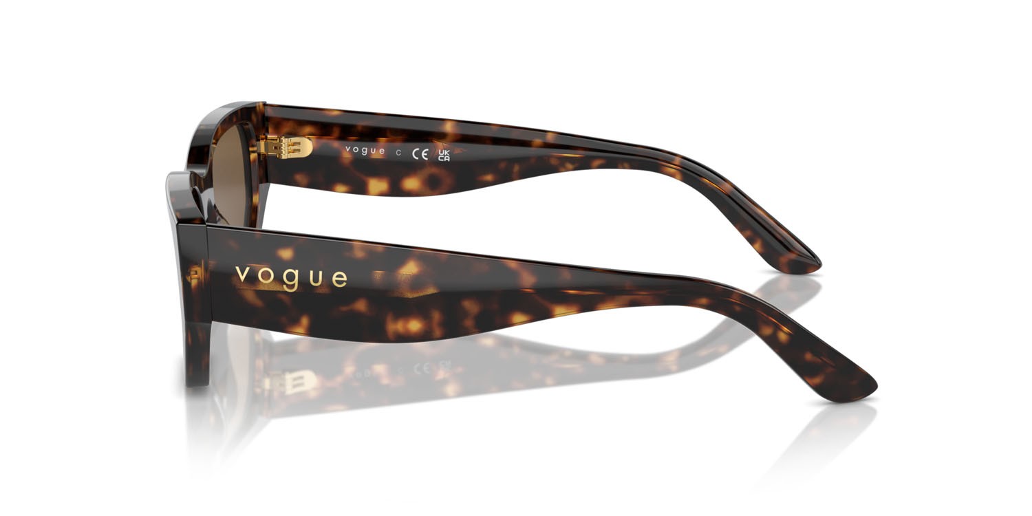Occhiali da sole Vogue VO 5586S (W65673) colore havana scuro forma rettangolare lenti marrone scuro