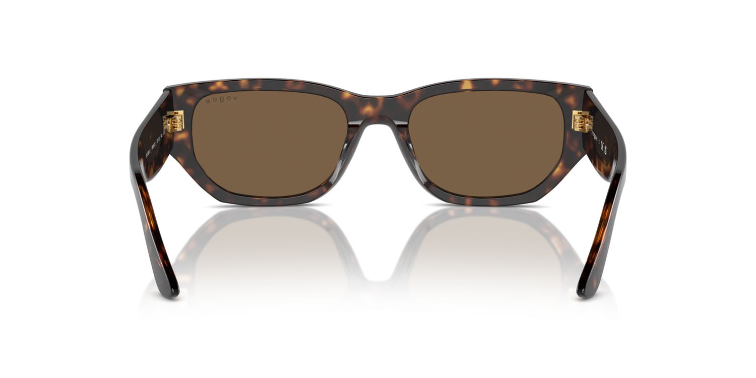 Occhiali da sole Vogue VO 5586S (W65673) colore havana scuro forma rettangolare lenti marrone scuro