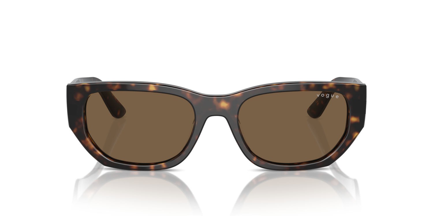 Occhiali da sole Vogue VO 5586S (W65673) colore havana scuro forma rettangolare lenti marrone scuro