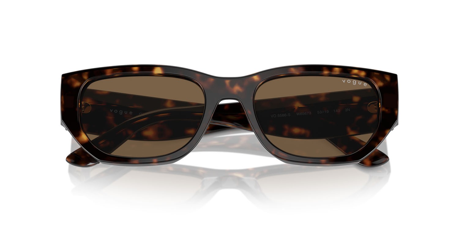 Occhiali da sole Vogue VO 5586S (W65673) colore havana scuro forma rettangolare lenti marrone scuro