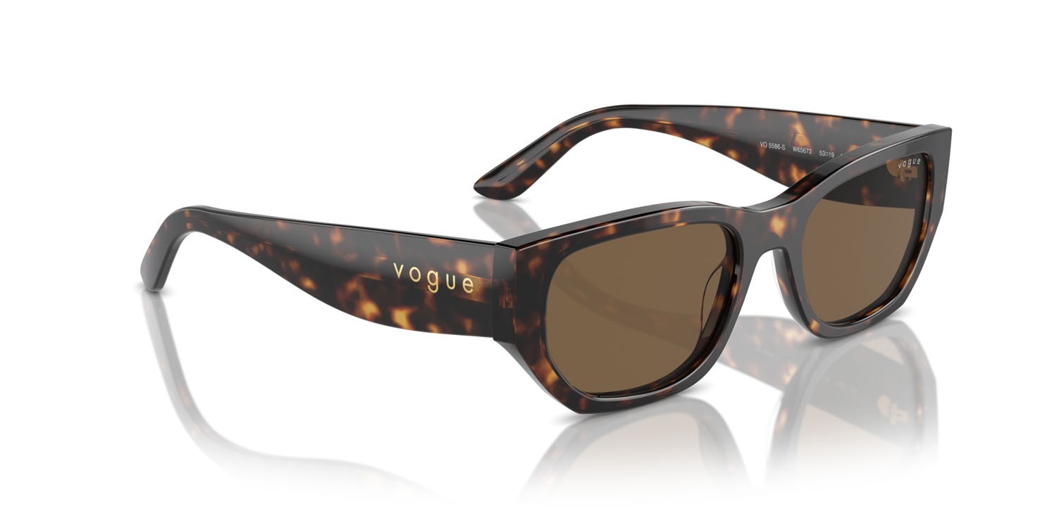 Occhiali da sole Vogue VO 5586S (W65673) colore havana scuro forma rettangolare lenti marrone scuro