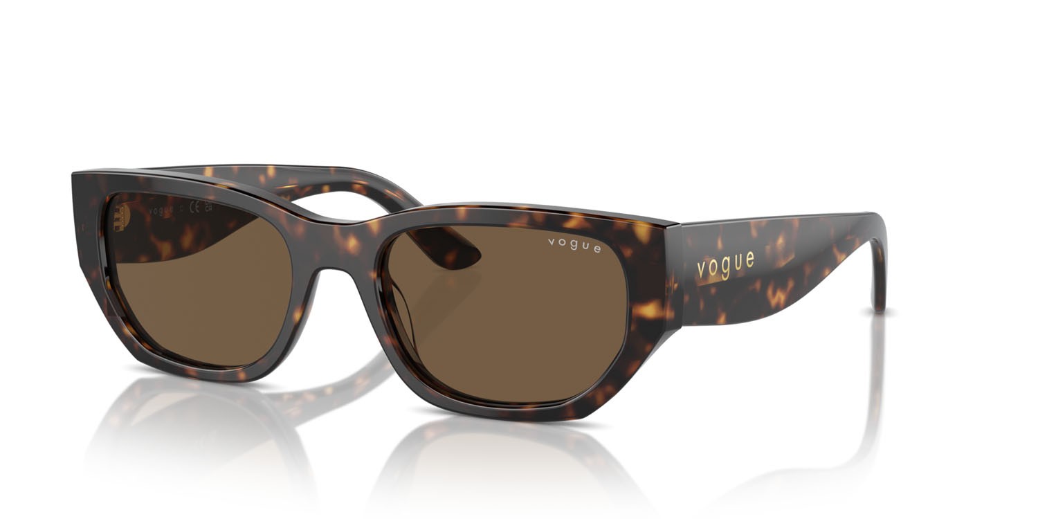 Occhiali da sole Vogue VO 5586S (W65673) colore havana scuro forma rettangolare lenti marrone scuro