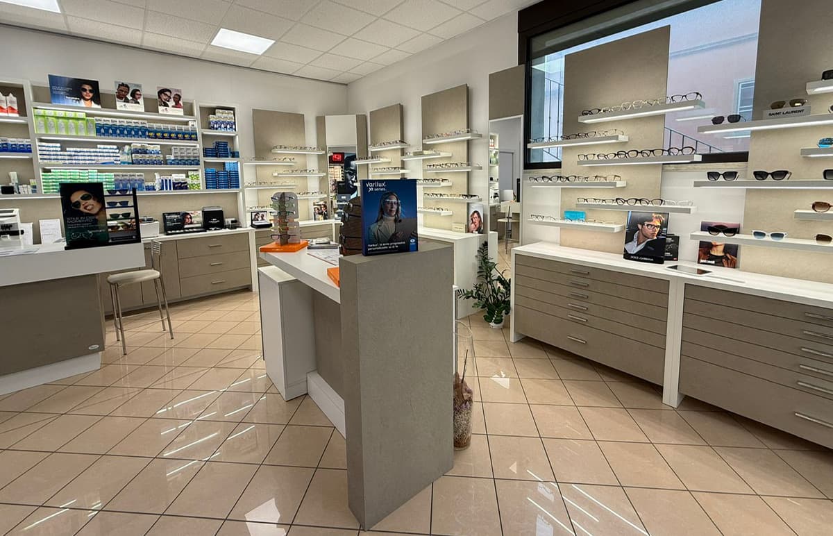 Transitions® photochromic lenses: one pair of glasses, infinite shades